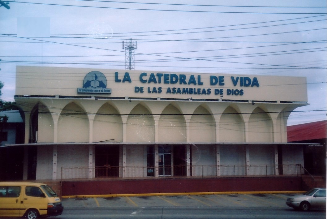 La Catedral de Vida es la primera iglesia en Panamá fundada por las Asambleas de Dios , organización que tiene sede en Springfield. Missouri.