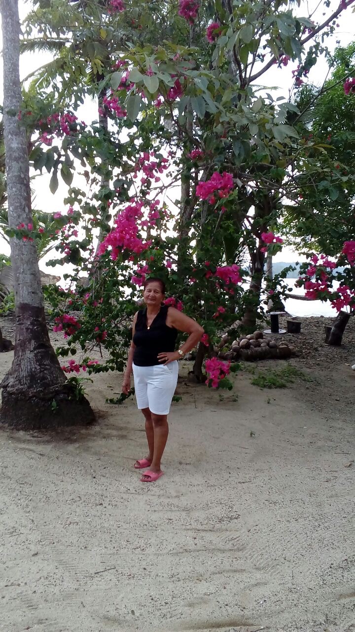 Juana Andrade en el patio de su casa, frente al mar.