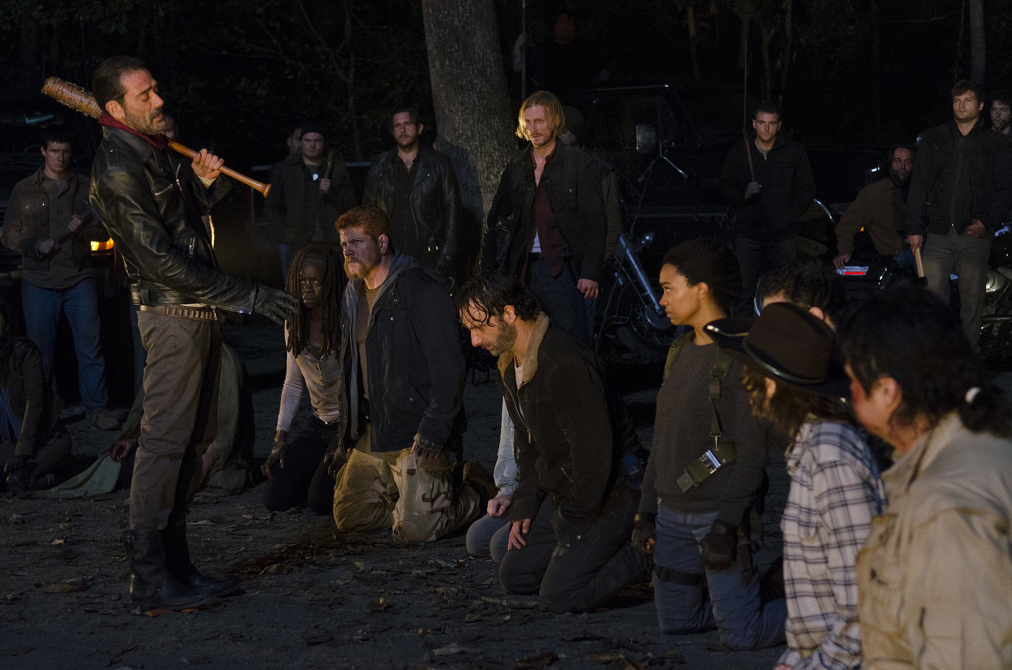 La crueldad de Negan, en el capítulo uno de la nueva temporada de The Walking Dead, dejó en shock a todos, dentro y fuera de la pantalla. Foto/tomada de tv