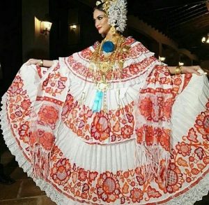 La Miss Universo 2015 Pia Alonzo Wurtzbach luce La Pollera, el traje típico de Panamá. Foto/ATP