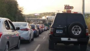 Se registra tráfico lento en la vía Centenario, panameños viajan hacia el interior del país.  Foto/ Redes Sociales