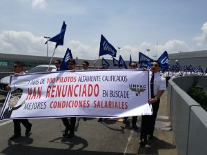 Unos  80 pilotos realizaron la mnaifestación esta mañana. Foto y video Aris Mariota / ENS