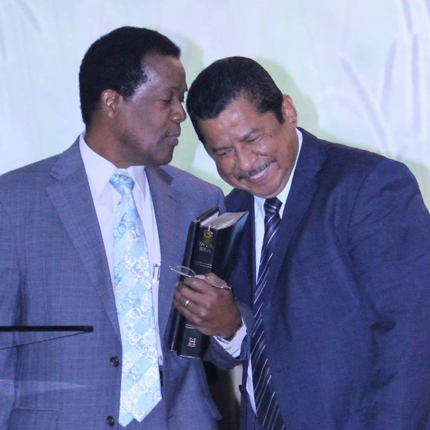 Lowell David y  Jhony Saucedo, presidente y vicepresidente de la Junta Nacional de las Asambleas de Dios en Panamá. Foto/Tomada de Facebook