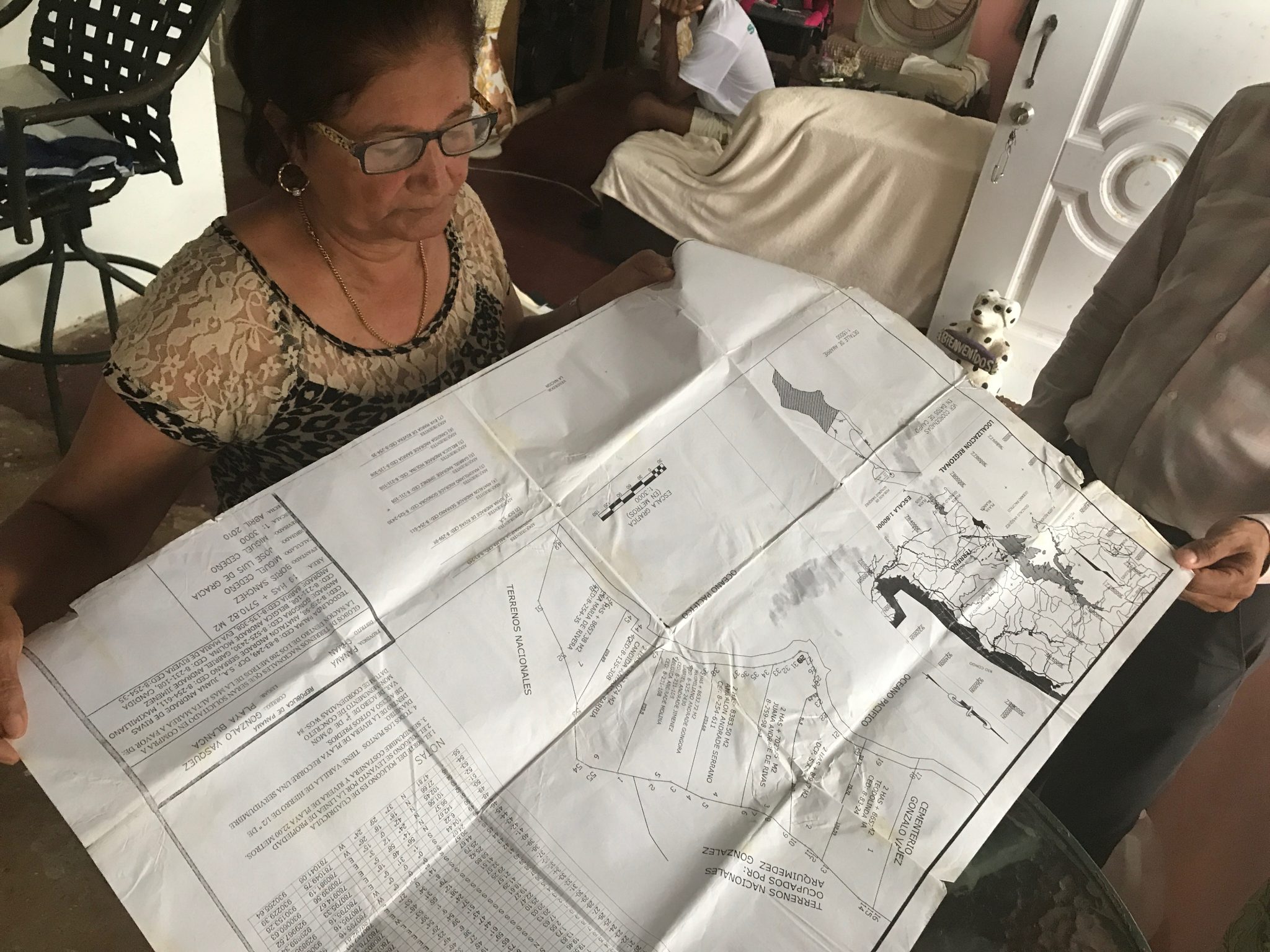 Juan Andrade muestra el plano que demuestra que es dueña 2.7 hectáreas, de los cuales la mitad está ocupado por un "testaferro" de Ovidio Díaz, según denuncia