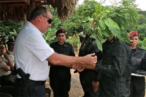 Jaime Trujillo, Izq. Durante actos del SPI era común que portara vestido civil y una pistola visible al cinto.