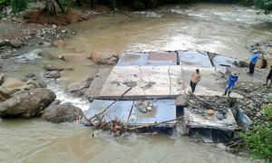 La estructura improvisada como puente en Muná Cerro Puerco, área Comarcal, fue afectada por la   fuerza de la corriente.