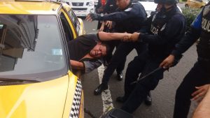 Taxista fue sacado a la fuerza de su vehículo y luego retenido por los agentes de la Policía Nacional. Foto/Cortesía