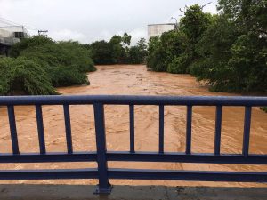 Río Juan Díaza se sale del cauce obligando a las autoridades a cerra las vía de acceso al puente. Foto/Sinaproc