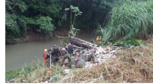 Unidades de rescate del SINAPROC encuentran el cuerpo de uno de los jóvenes que fueron arrastrados por la corriente en Kuna Nega. Foto / José Donderis Director del SINAPROC  