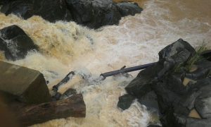 La toma de agua en el Río Cabra sufrió daños por la crecida del torrente en este río. Foto/ IDAAN