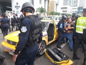 Forcejeo y empujones entre unidades de la Policía y taxistas cuando procedían a despejar la Avenida Balboa. Foto/Cortesía