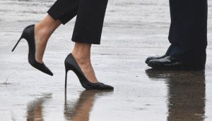 Sus altos tacones desentonaban con la situación que afrontaba la pareja presidencial. Foto/AFP