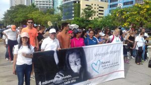 La caminata se desarrolló en horas de la mañana de este domingo. Participaron varias instituciones estatales, quienes portaron pancartas con mensajes alusivos a la lucha contra este delito en Panamá.Foto/Minseg