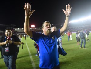  El Director Técnico de Panamá, Hernan Dario Gomez, celebra luego que su equipo conquistara por primera vez un cupo directo al Mundial de Rusia 2018. FOTO / AFP PHOTO / Rodrigo ARANGUA. Foto/AFP