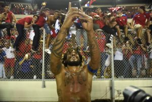 Román Torres se toma un selfie con los aficionados de Panamá, celebrando después de marcar contra Costa Rica durante su partido de clasificación para el Mundial de 2018, Foto/AFP