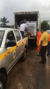 Personal de la FTC distribuye agua entre la población afectada. FOTO/ SINAPROC