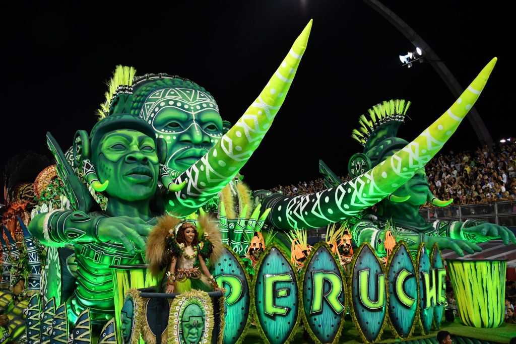 Revellers of the Unidos do Peruche samba school perform during the first night of carnival in Sao Paulo, Brazil, at the city's Sambadrome on February 9, 2018. / AFP PHOTO / Nelson ALMEIDA