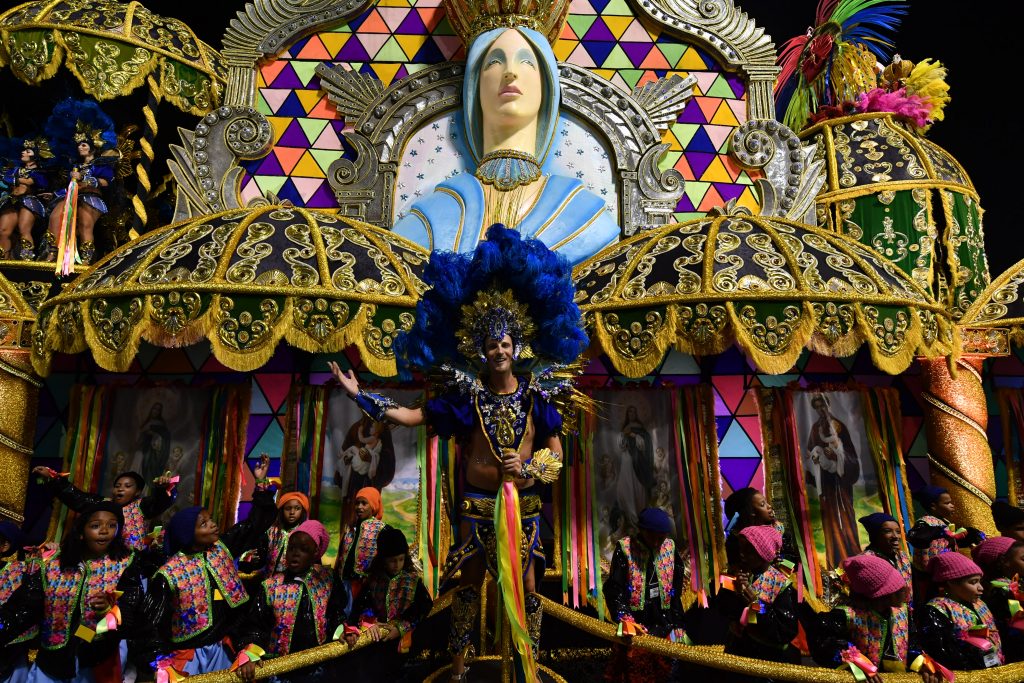Revellers of the Unidos do Peruche samba school perform during the first night of carnival in Sao Paulo, Brazil, at the city's Sambadrome on February 9, 2018. / AFP PHOTO / Nelson ALMEIDA