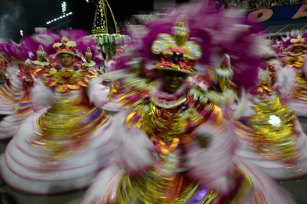 Revellers of the Rosas de Ouro samba school perform during the first night of carnival in Sao Paulo, Brazil, at the city's Sambadrome early on February 10, 2018. / AFP PHOTO / Nelson ALMEIDA